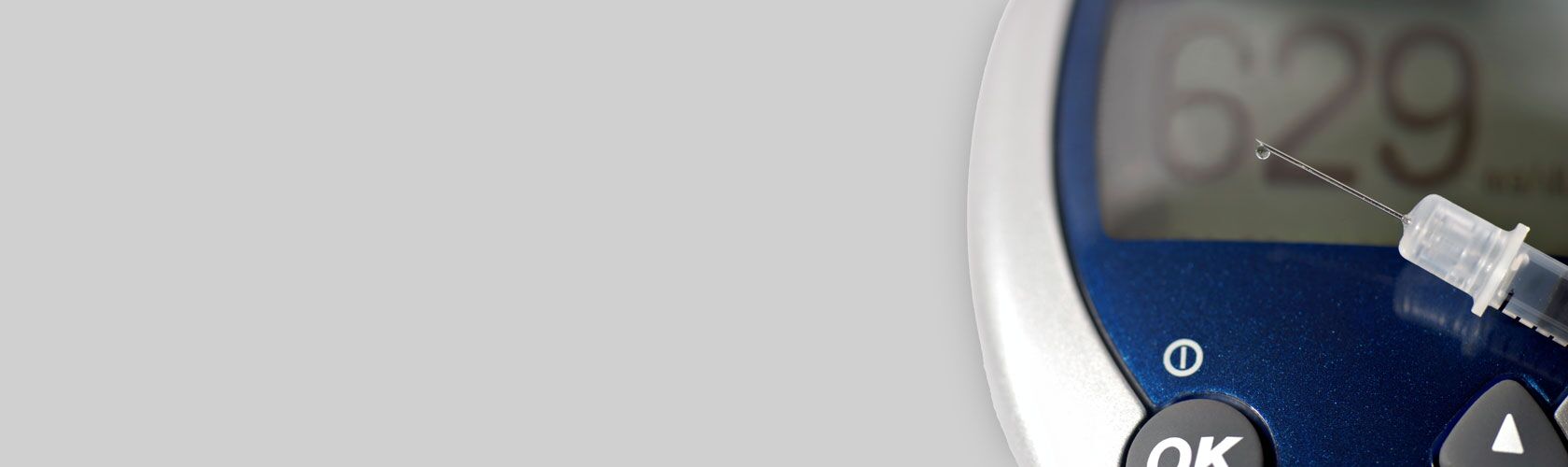 Ein Blutzuckermessgerät mit Nadel zeigt einen Wert an, im Rahmen eines Services der Beilharz Apotheke in Isny.