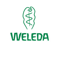 Das Logo von Weleda zeigt einen grünen Schriftzug unter einem stilisierten medizinischen Symbol auf weißem Hintergrund.